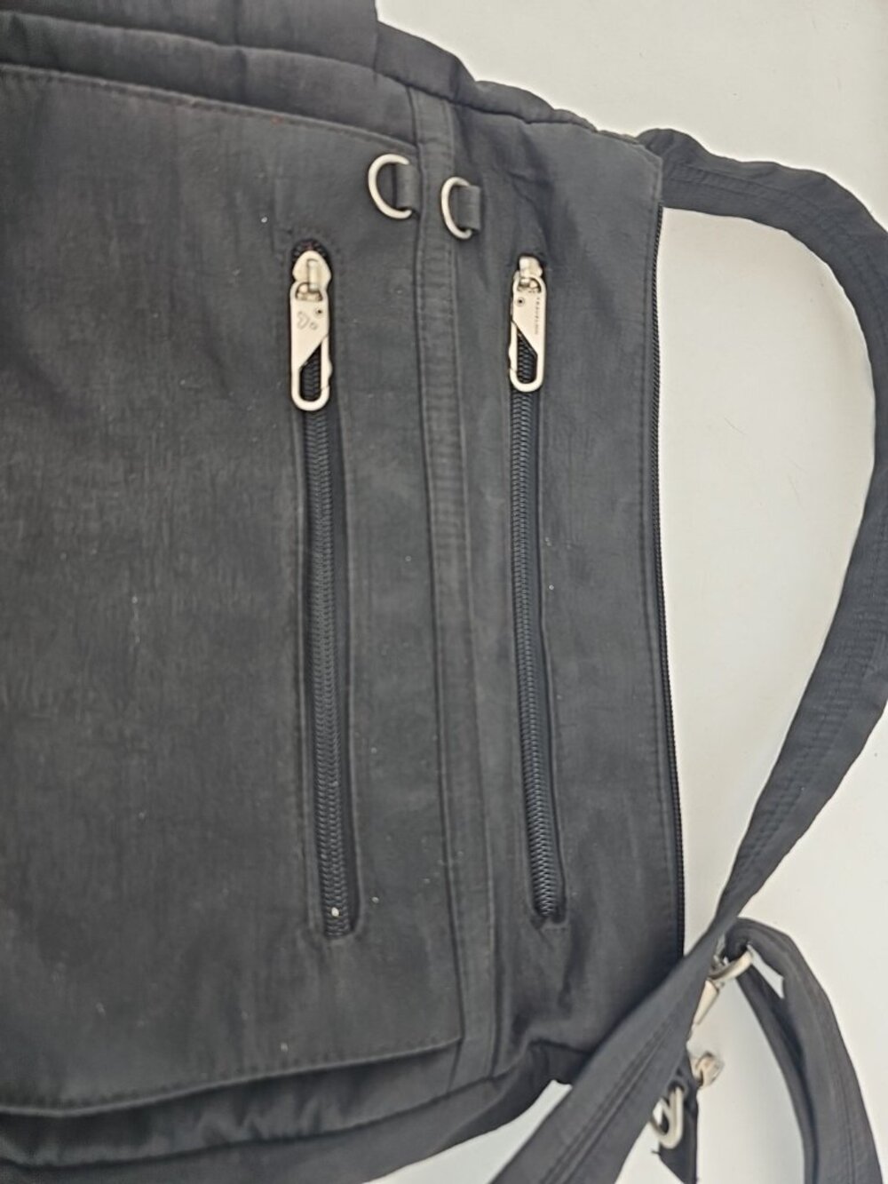 Travelon Anti Theft RFID Pocket Crossbody Black Travel Bag Pockets Zipper Locks - Picture 2 of 7